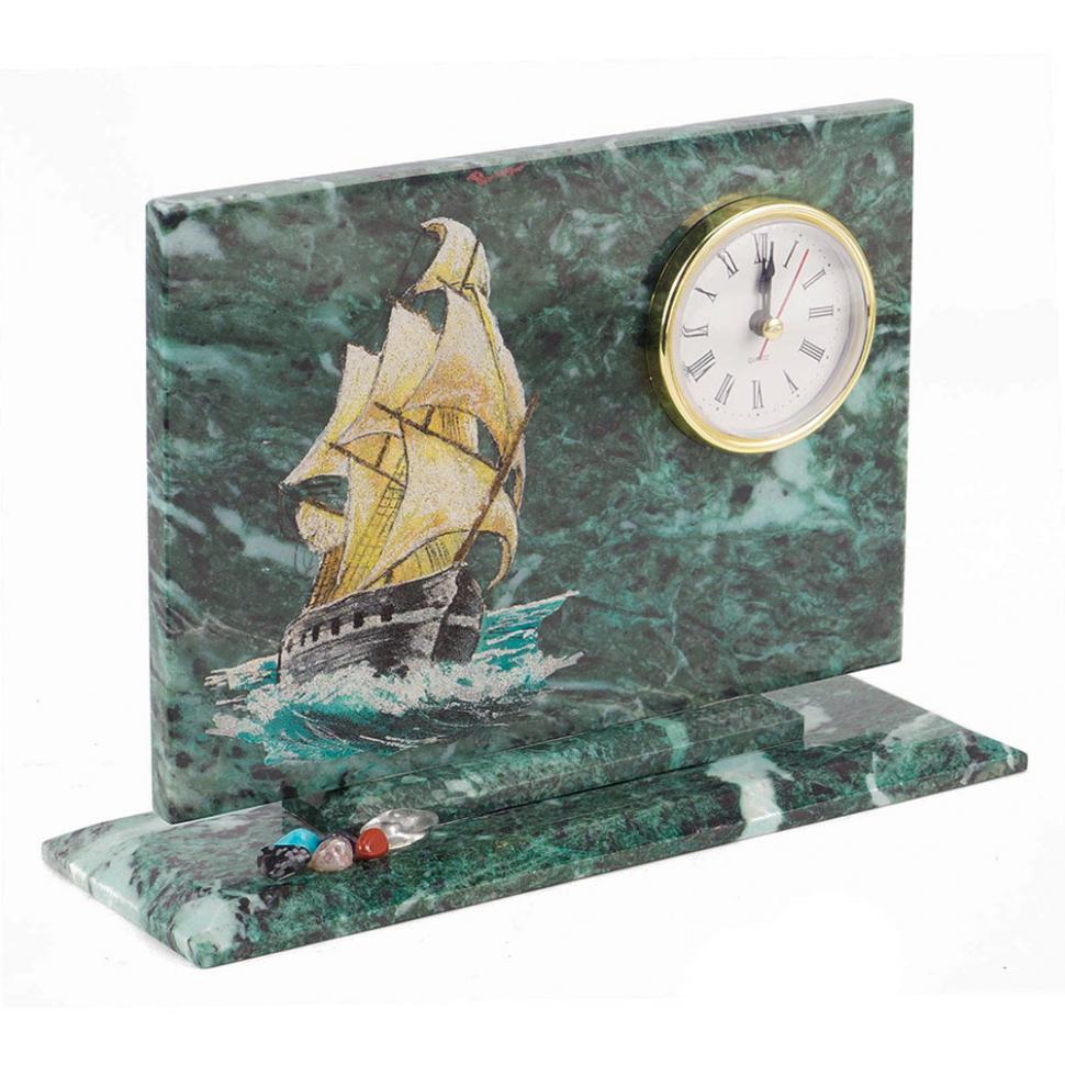 Часы настольные "Корабль" камень змеевик фото 1 — 