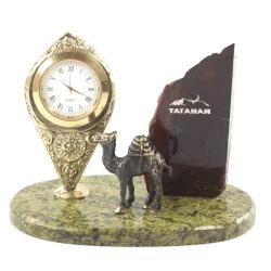 Сувенирные часы &quot;Верблюд&quot; бронза, камень змеевик, яшма — 