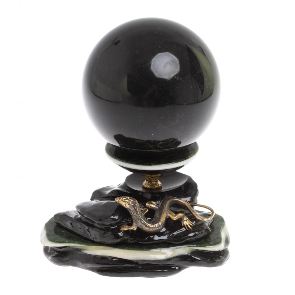 Композиция "Ящерица на скале" с шаром из лабродарита 10,5 см фото 1 — 