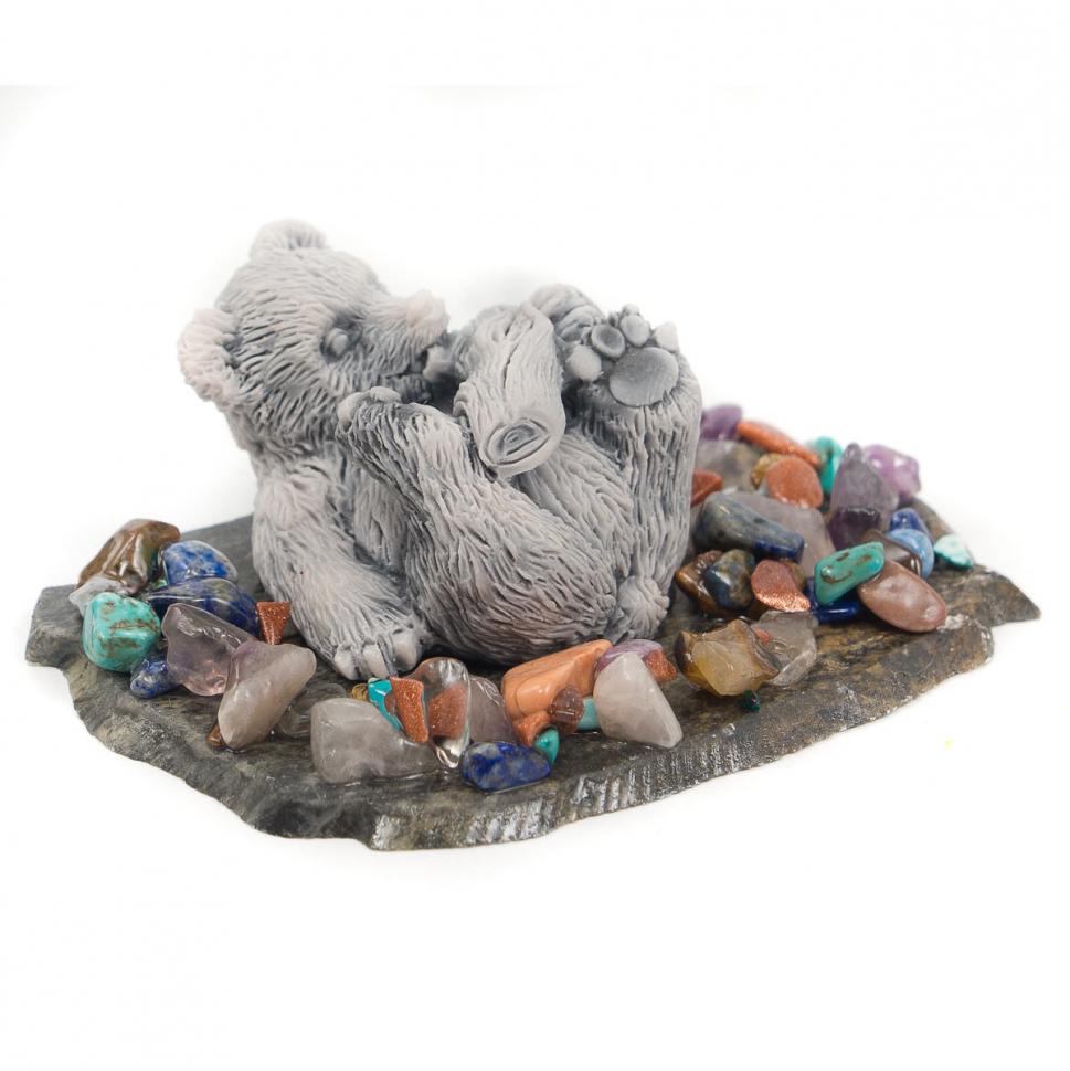 Сувенир "Медвежонок играет с поленом" из мрамолита фото 1 — 