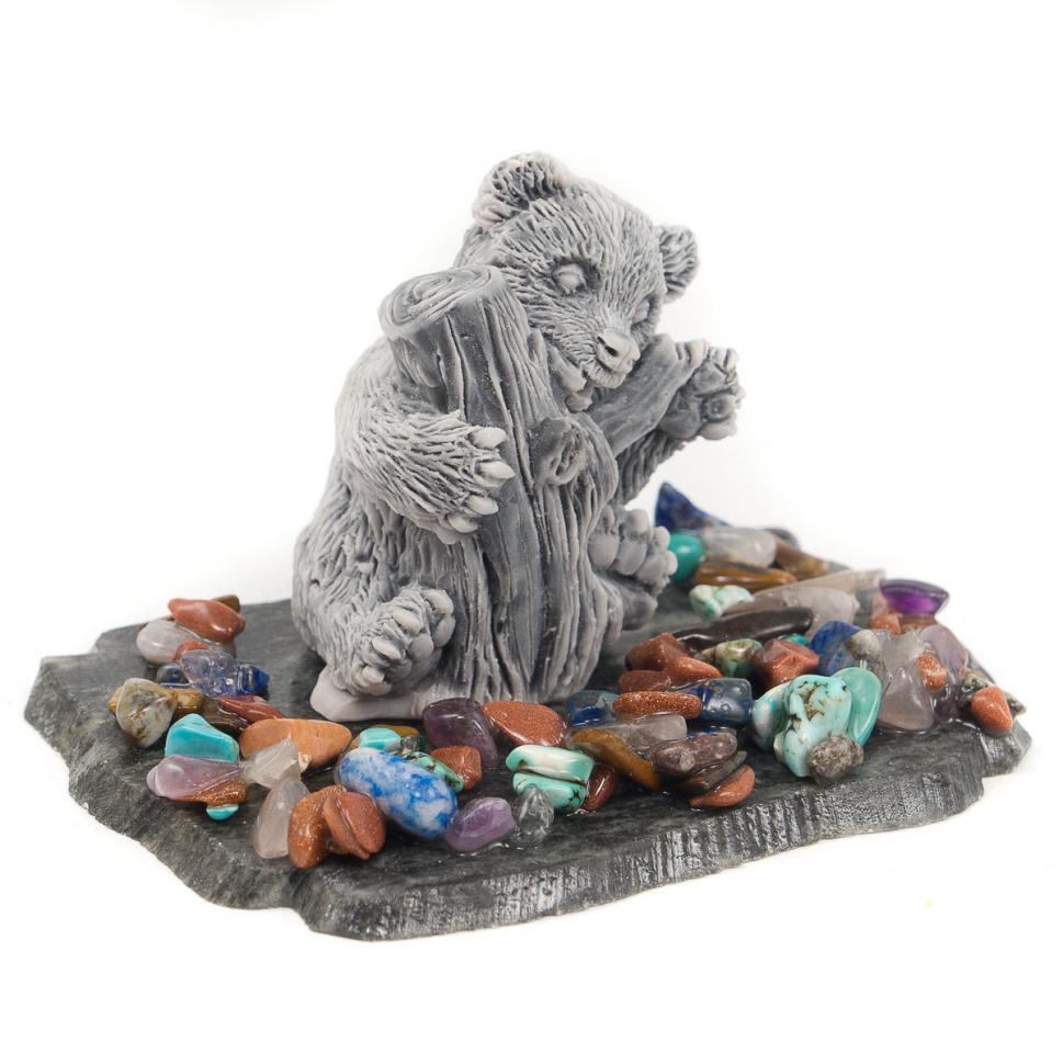 Сувенир "Медвежонок играет с поленом" из мрамолита фото 1 — 