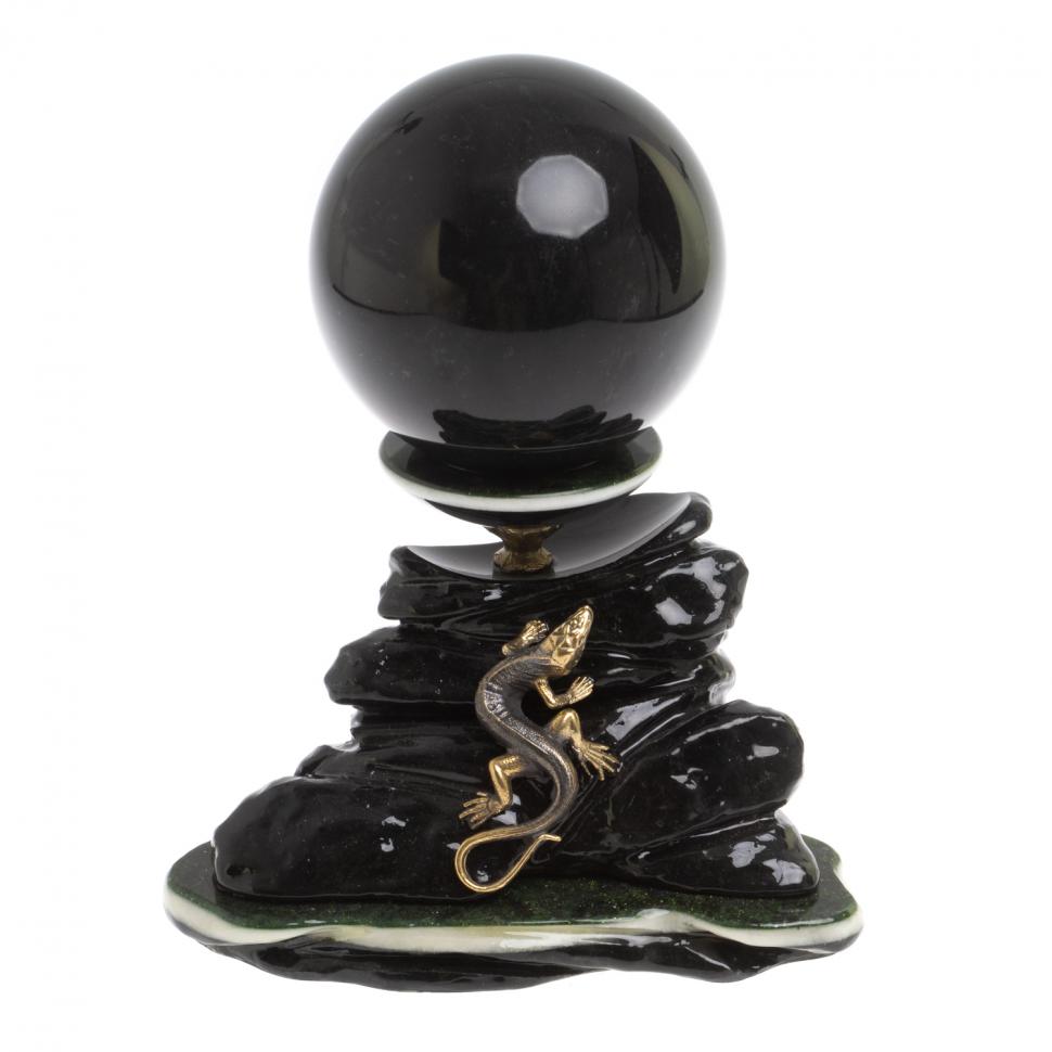 Композиция "Ящерица на скале" с шаром из лабродарита 10,5 см фото 1 — 