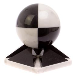 Шар 12,5 см на подставке из черного змеевика и мрамора — 