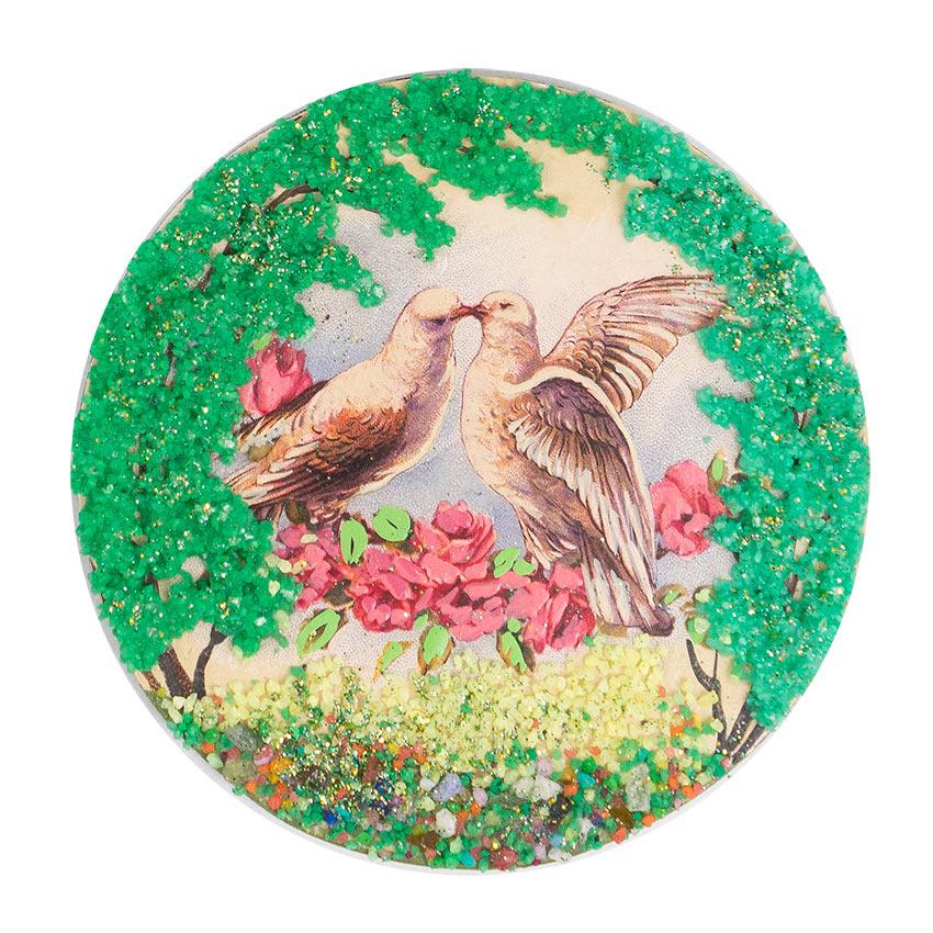 Магнит с рисунком "Голуби в цветах" змеевик фото 1 — 