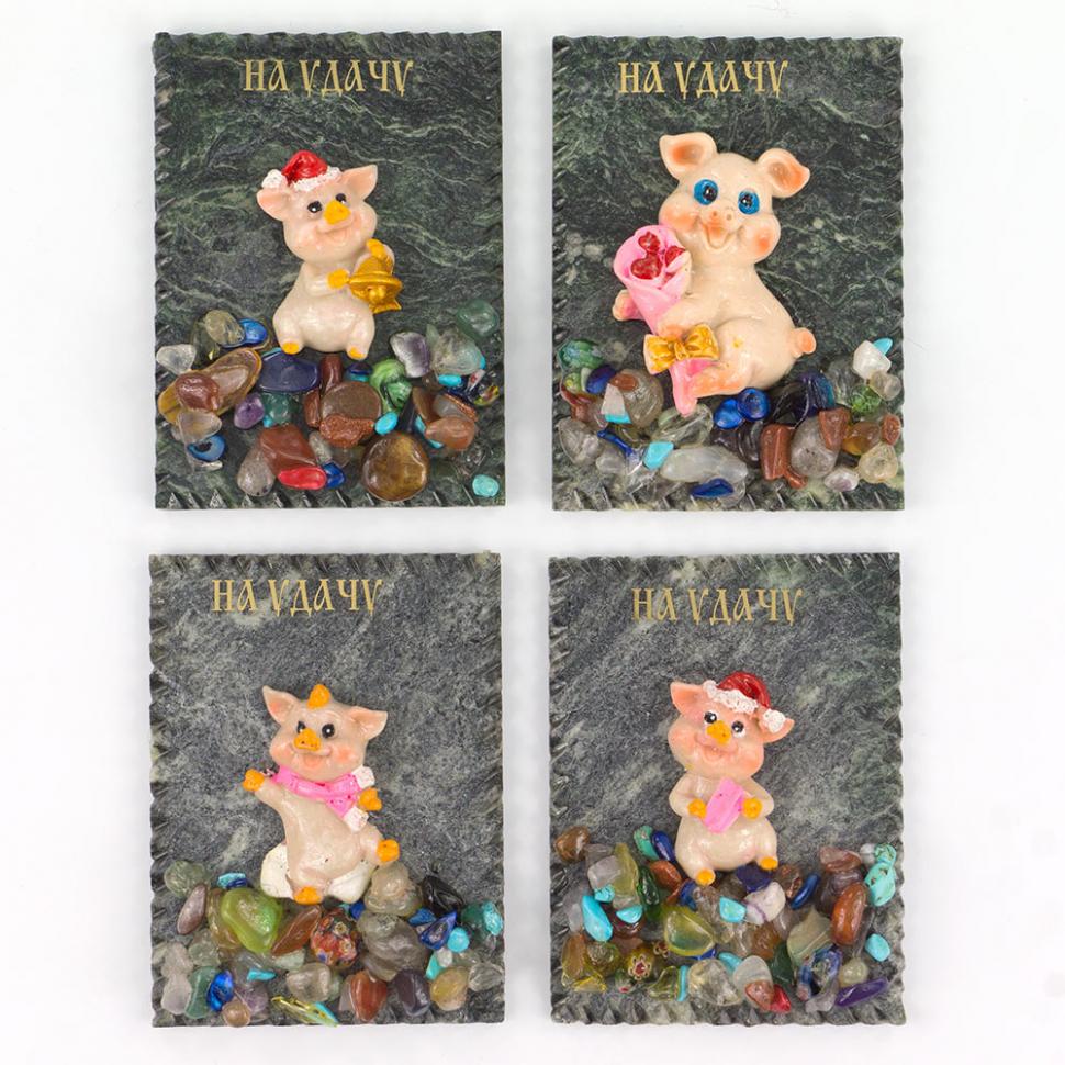 Магнит "Свинка на удачу" змеевик самоцветы в ассортименте 6,5х9 см фото 1 — 