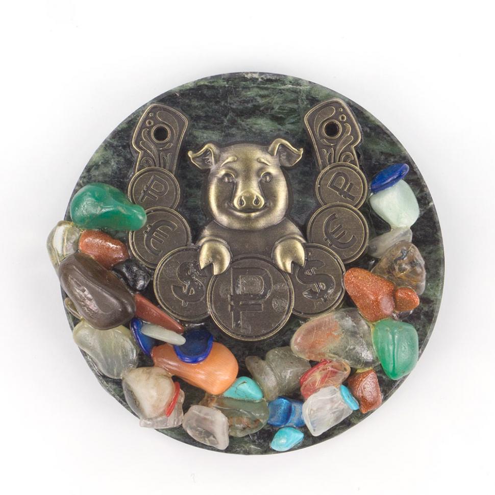 Магнит "Денежная свинка" 57х57 мм змеевик металл самоцветы 50 гр. фото 1 — 