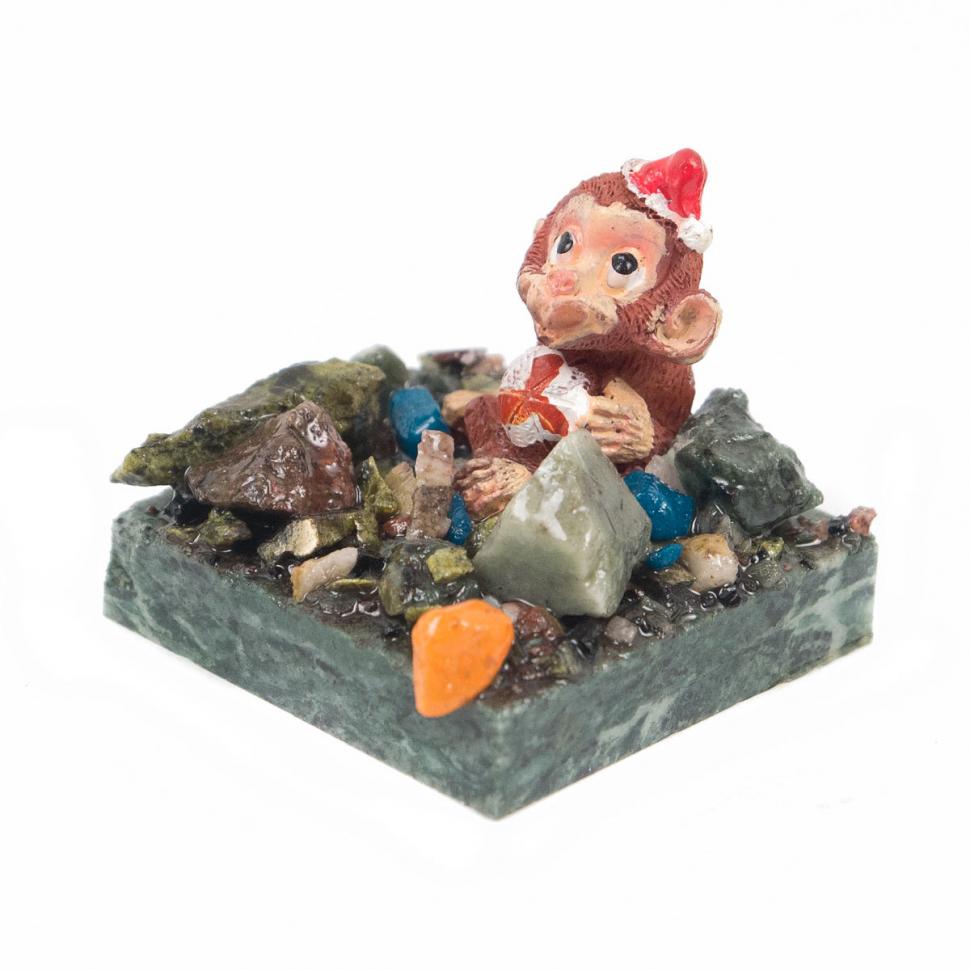 Сувенир "Обезьянка с мячом №1" змеевик фото 1 — 