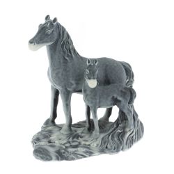 Статуэтка &quot;Лошадь с жеребенком стоят&quot; из мрамолита — 