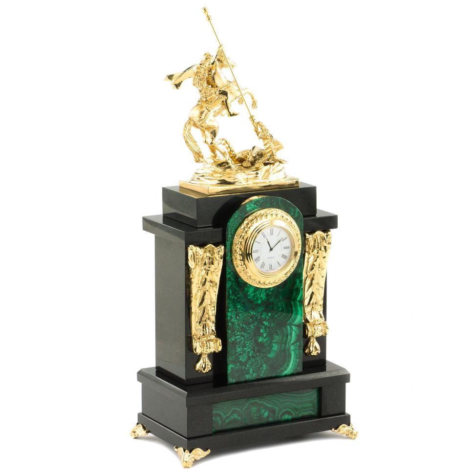 Каминные часы из малахита "Георгий Победоносец" с бронзовым литьем фото 1 — 
