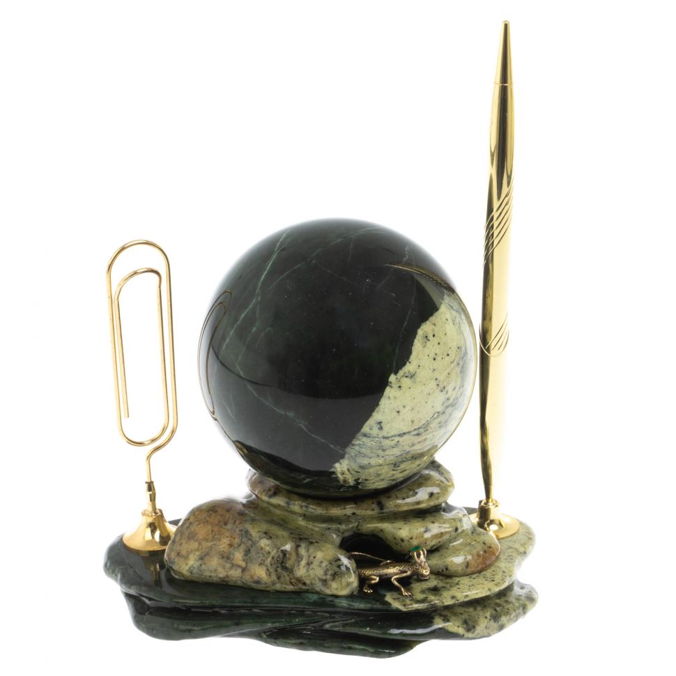 Композиция из змеевика "Ящерица на скале" шар 9,5 см фото 1 — 