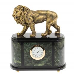 Часы &quot;Лев&quot; из шабровского змеевика и мрамолита — 