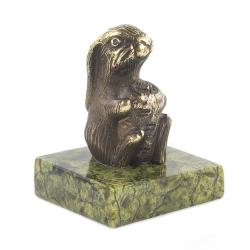 Статуэтка &quot;Заяц с морковкой&quot; из бронзы и змеевика — 