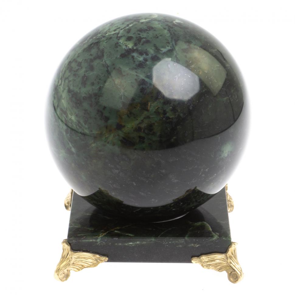 Шар из нефрита 12,5 см на каменной подставке фото 1 — 
