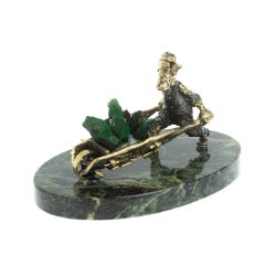 Статуэтка &quot;Старатель с тачкой&quot; из бронзы камень уваровит — 