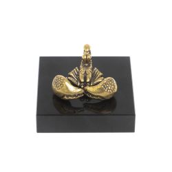 Скорпион из бронзы на подставке из долерита — 