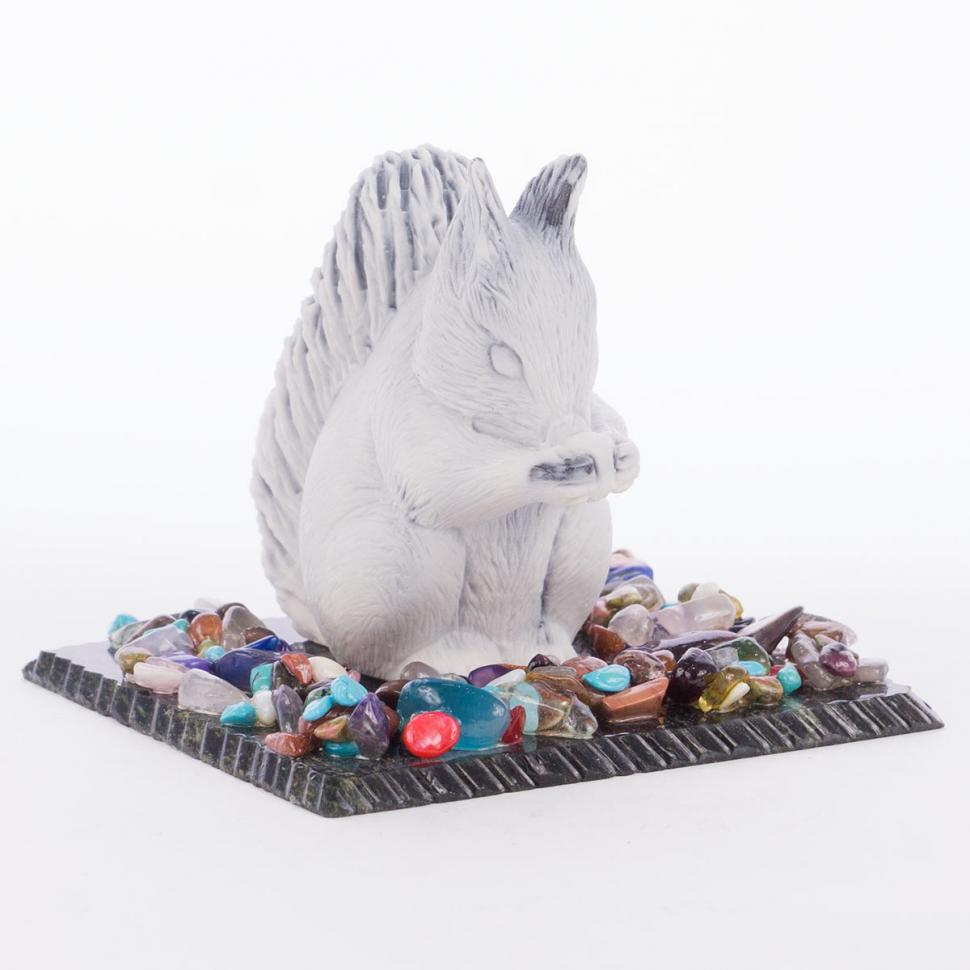 Сувенир "Белка с орешком" из мрамолита фото 1 — 