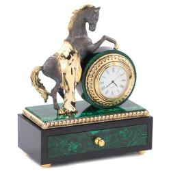 Декоративные часы из малахита &quot;Конь на дыбах&quot; с выдвижным ящиком — 