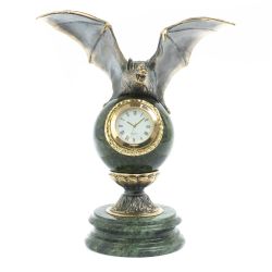 Часы &quot;Летучая мышь&quot; на подставке из камня змеевик — 