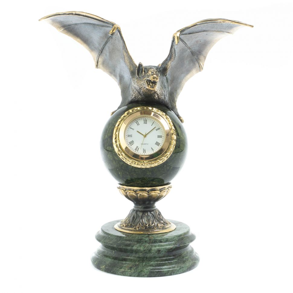 Часы "Летучая мышь" на подставке из камня змеевик фото 1 — 