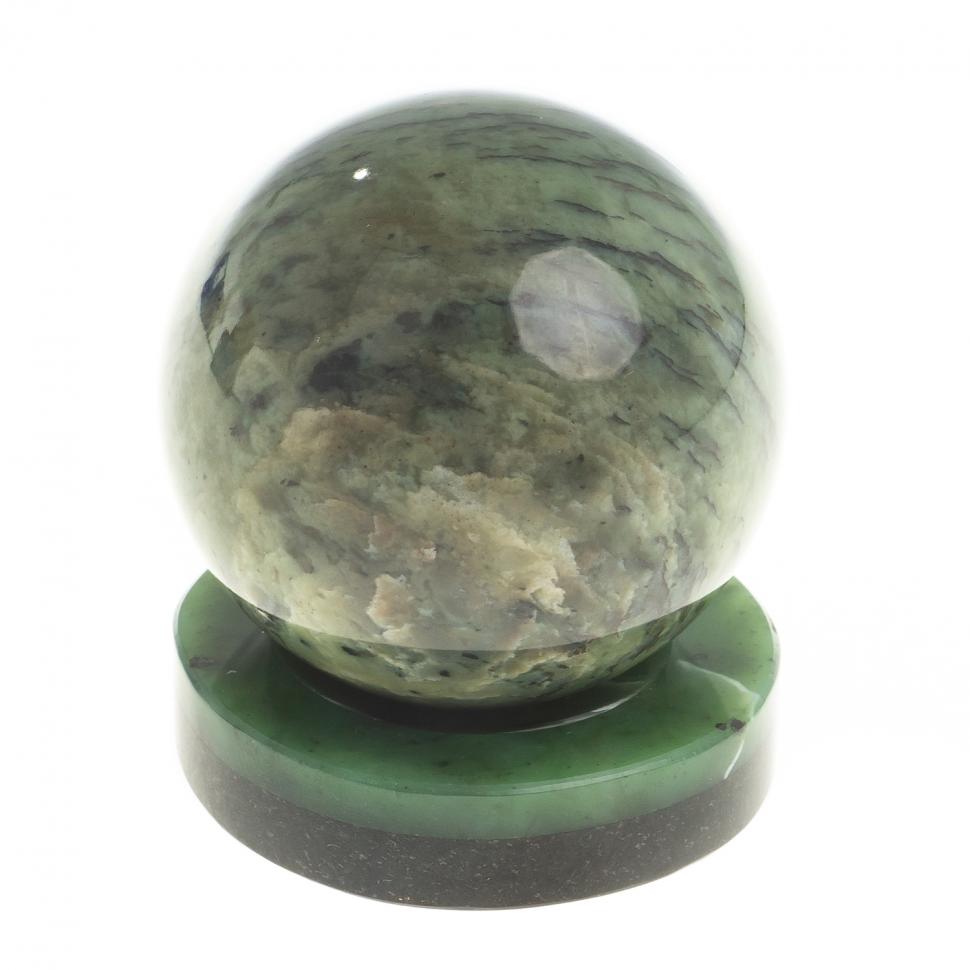 Шар из нефрита 5 см на круглой подставке фото 1 — 