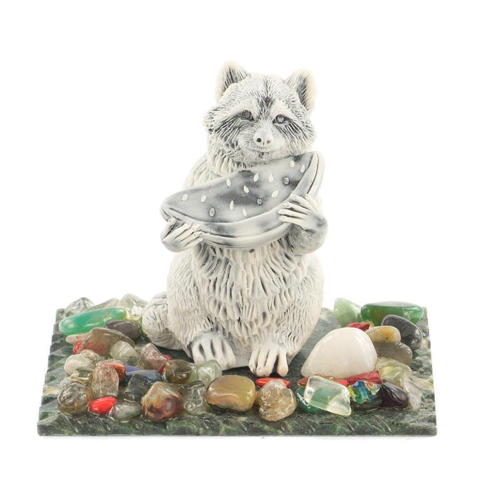 Сувенир "Енот с арбузом" из мрамолита фото 1 — 