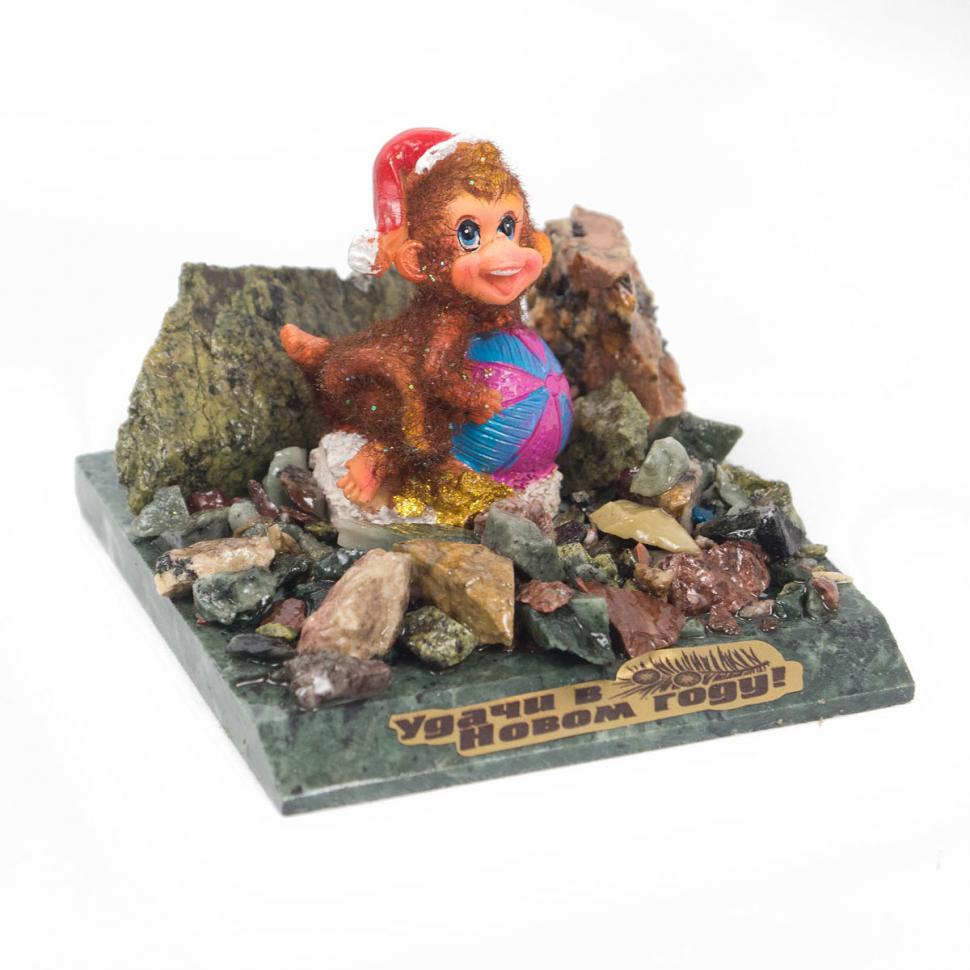 Сувенир "Обезьянка с мячом №3" змеевик фото 1 — 