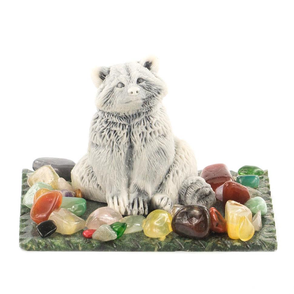 Сувенир "Енот сидит" из мрамолита фото 1 — 