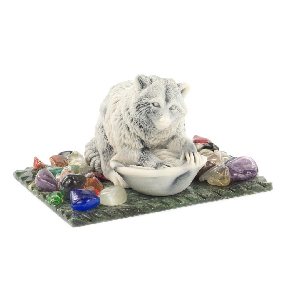 Сувенир "Енот стирается" из мрамолита фото 1 — 