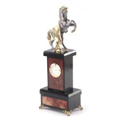 Часы из яшмы с бронзой &quot;Вздыбленный конь&quot; — 