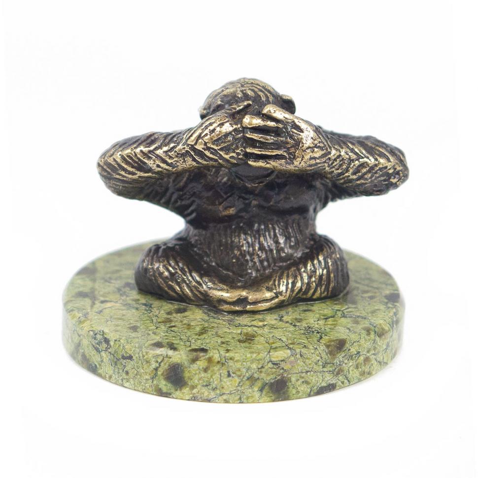 Обезьяна "Ничего не вижу" из бронзы и змеевика фото 1 — 