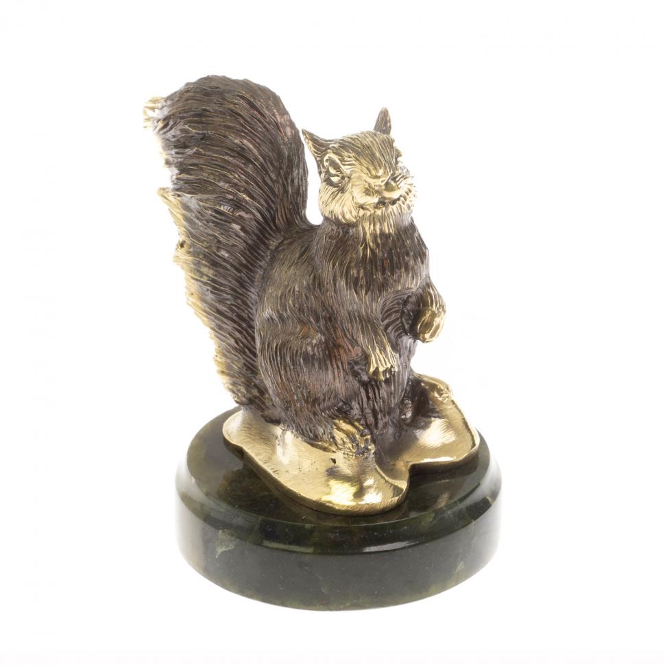 Статуэтка из бронзы "Белочка" на нефрите фото 1 — 