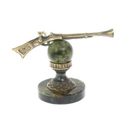 Сувенир &quot;Ружье&quot; на подставке из офиокальцита — 