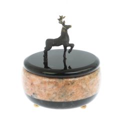 Шкатулка круглая &quot;Олень&quot; из розового мрамора и змеевика 10х10х11,5 см — 