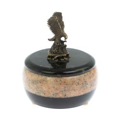 Шкатулка круглая &quot;Орел&quot; из розового мрамора и змеевика 10,5х10,5х13,5 см — 