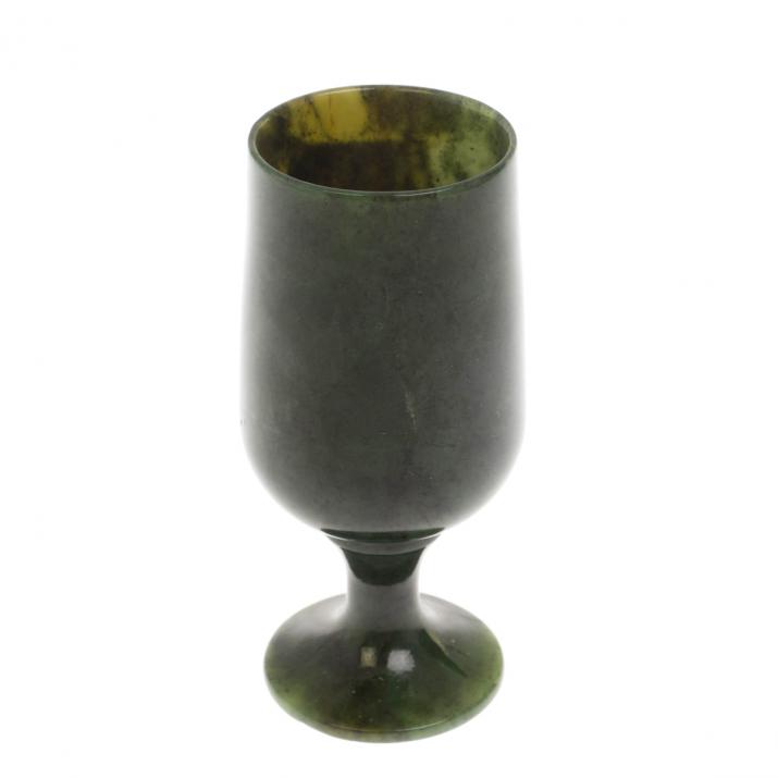 Фужер камень нефрит 5,5х12 см Фужер из нефрита 12 см — природная эстетика и благородство в каждой детали, отличный подарок с уральским акцентом.