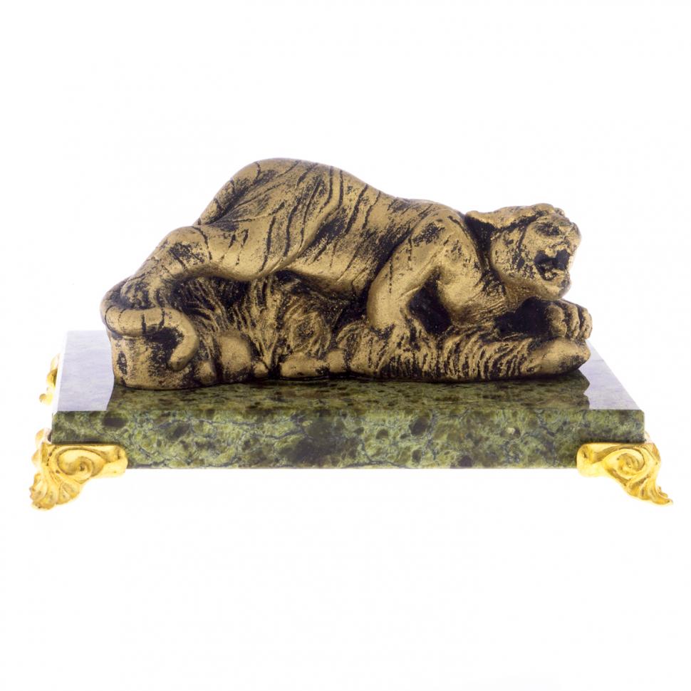 Фигурка "Тигр на охоте" на подставке из змеевика фото 1 — 