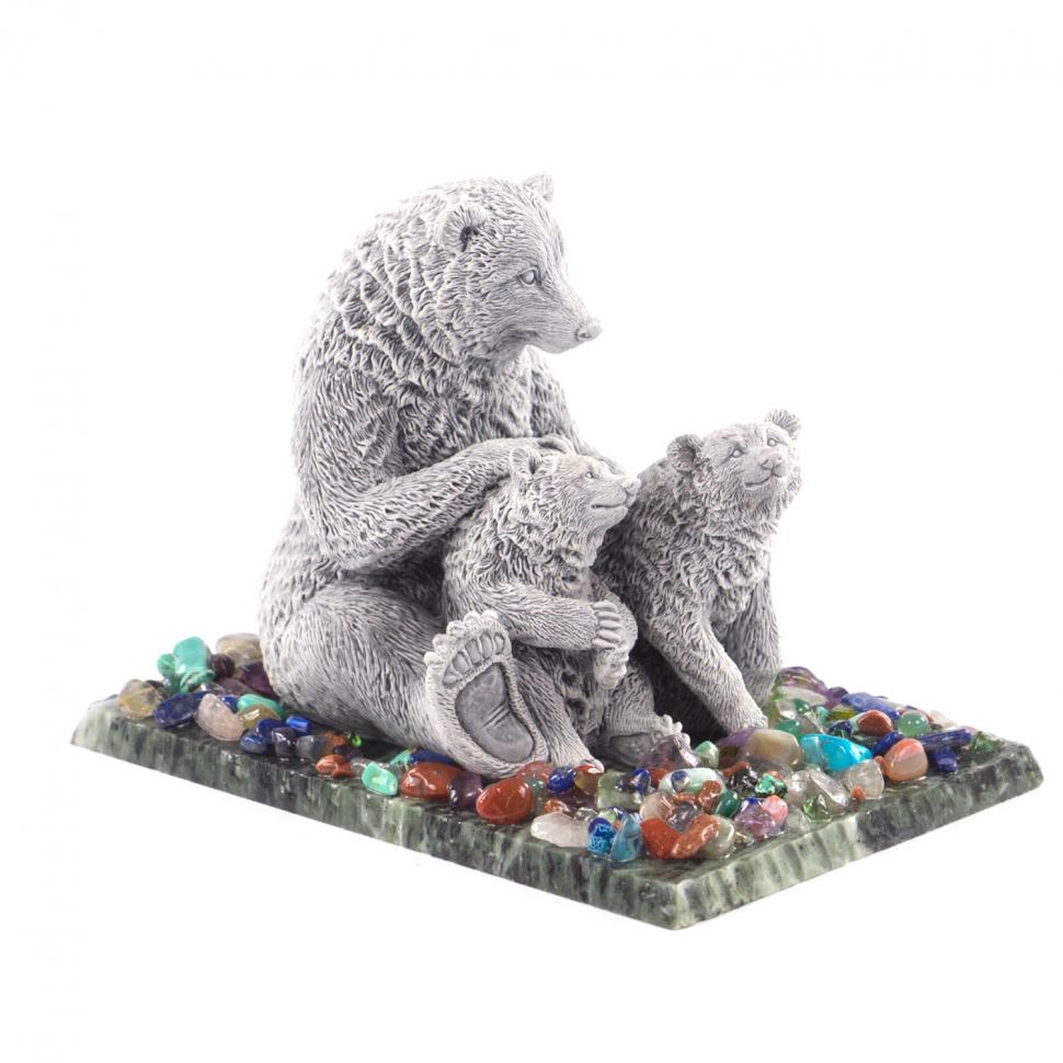 Статуэтка "Семья медведей" из мрамолита на подставке из змеевика фото 1 — 