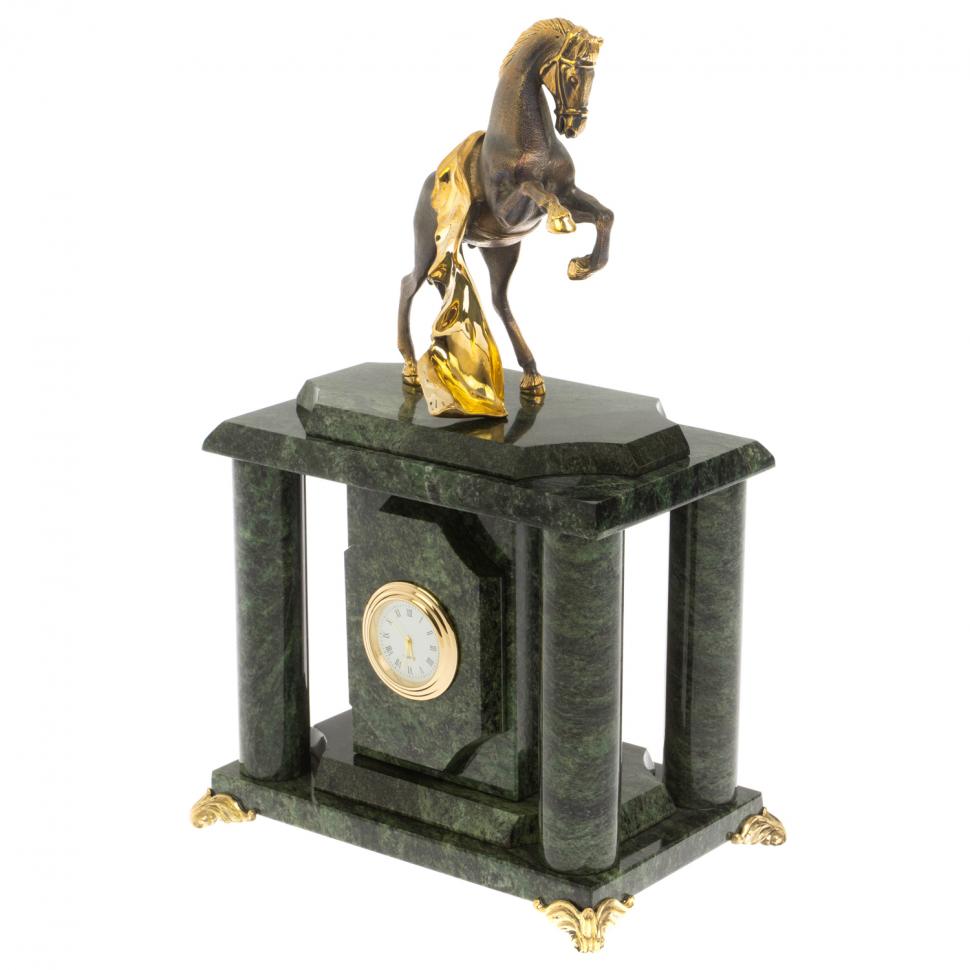 Часы настольные "Конь с попоной" из шабровского змеевика фото 1 — 