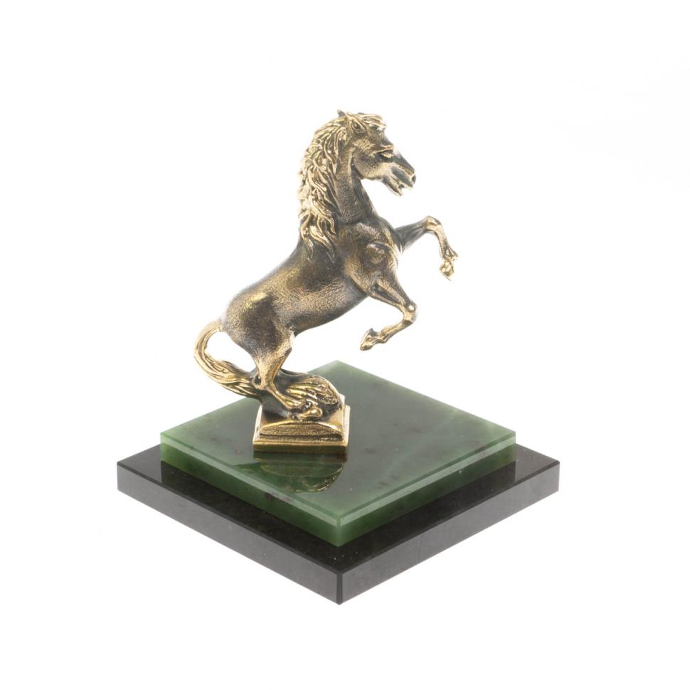 Лошадка из бронзы на подставке из нефрита фото 1 — 