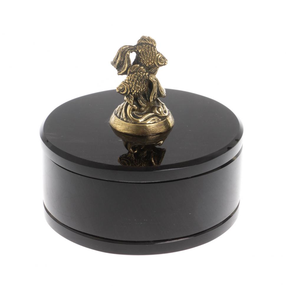 Шкатулка круглая "Две рыбки" из черного обсидиана 7,5х7,5х8 см фото 1 — 