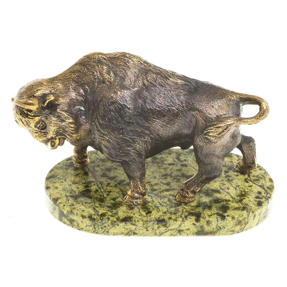 Бронзовая статуэтка "Зубр" на подставке из камня змеевик фото 1 — 