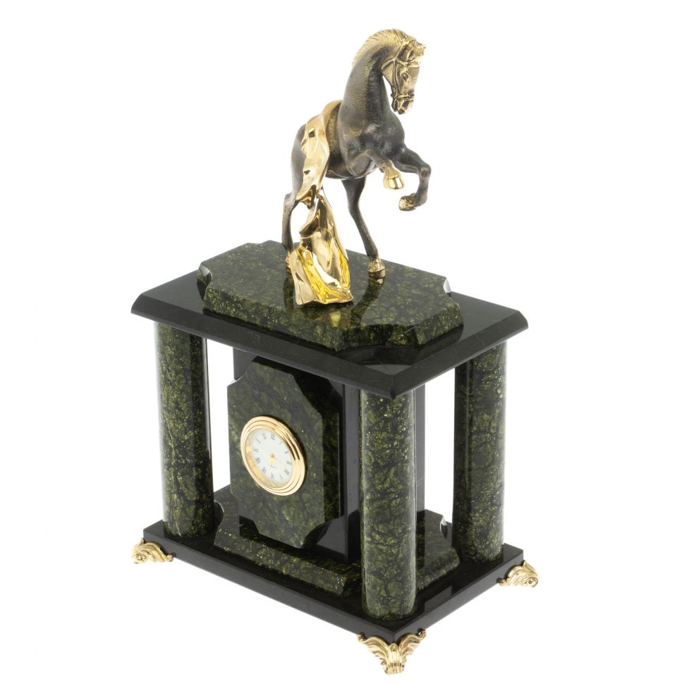 Часы "Конь с попоной" из баженовского змеевика фото 1 — 