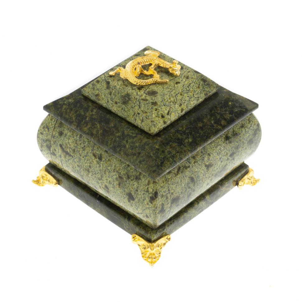 Шкатулка квадратная с ящерицей из змеевика 8,5х8,5х8 см фото 1 — 