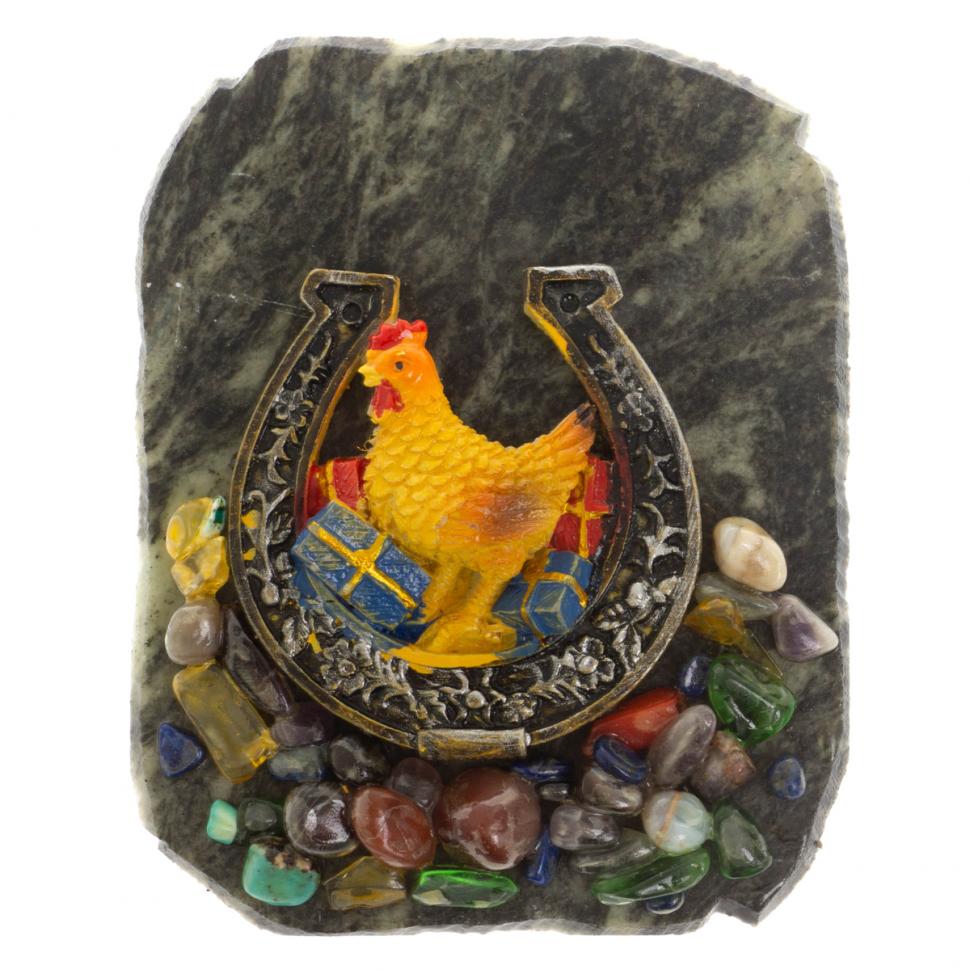 Магнит "Петух в подкове с подарками" змеевик фото 1 — 