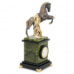 Настольные часы &quot;Конь на дыбах&quot; камень змеевик — 