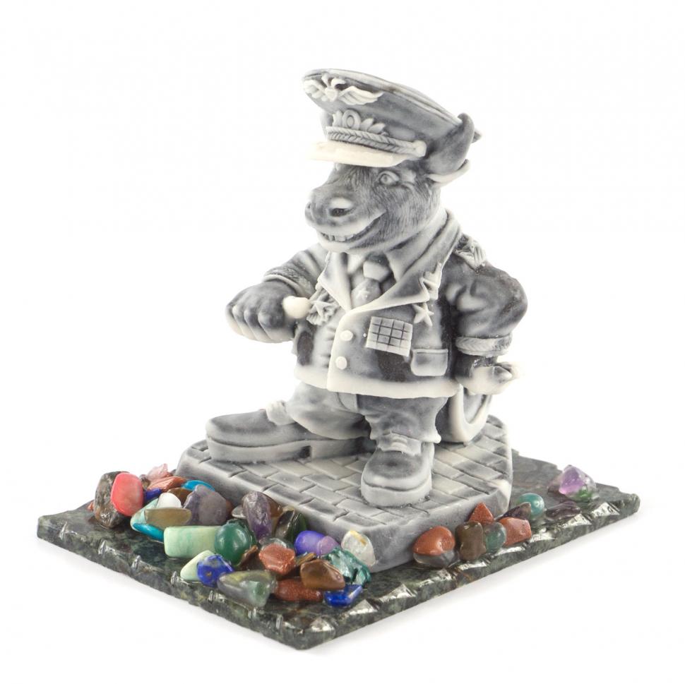 Сувенир "Бык - генерал" из мрамолита на подставке из змеевика фото 1 — 