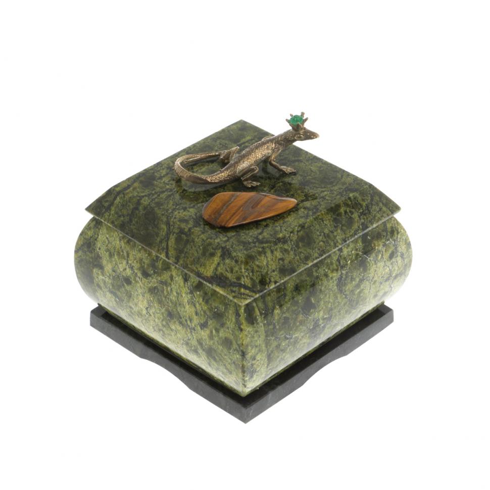 Шкатулка квадратная с ящерицей из змеевика 7,5х7,5х7 см фото 1 — 