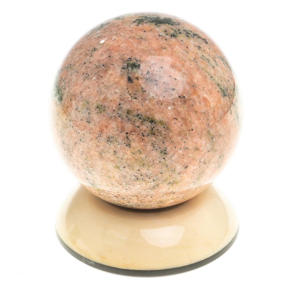 Сувенир "Шар Антистресс" из розового мрамора 9 см на подставке фото 1 — 