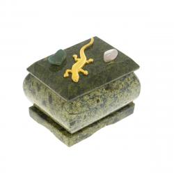 Шкатулка прямоугольная с ящерицей из змеевика 6,5х5,5х5,5 см — 