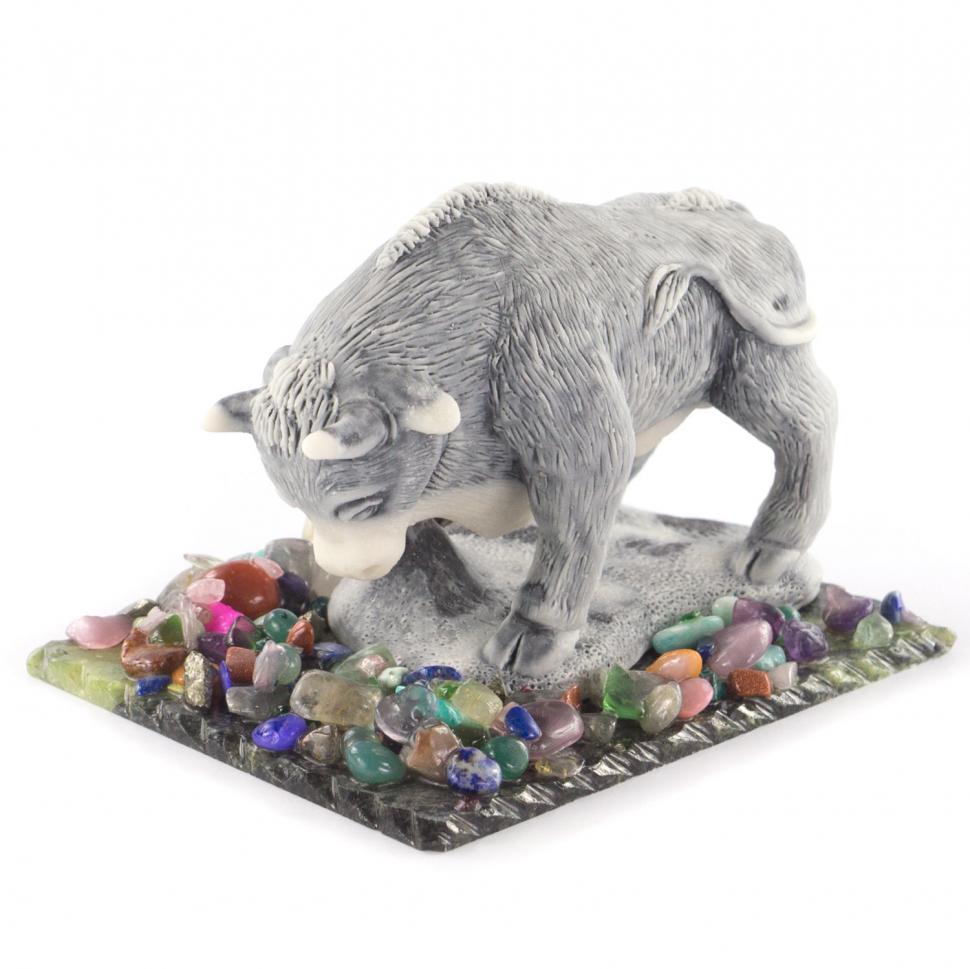 Сувенир "Бык в стойке" из мрамолита на подставке из змеевика фото 1 — 